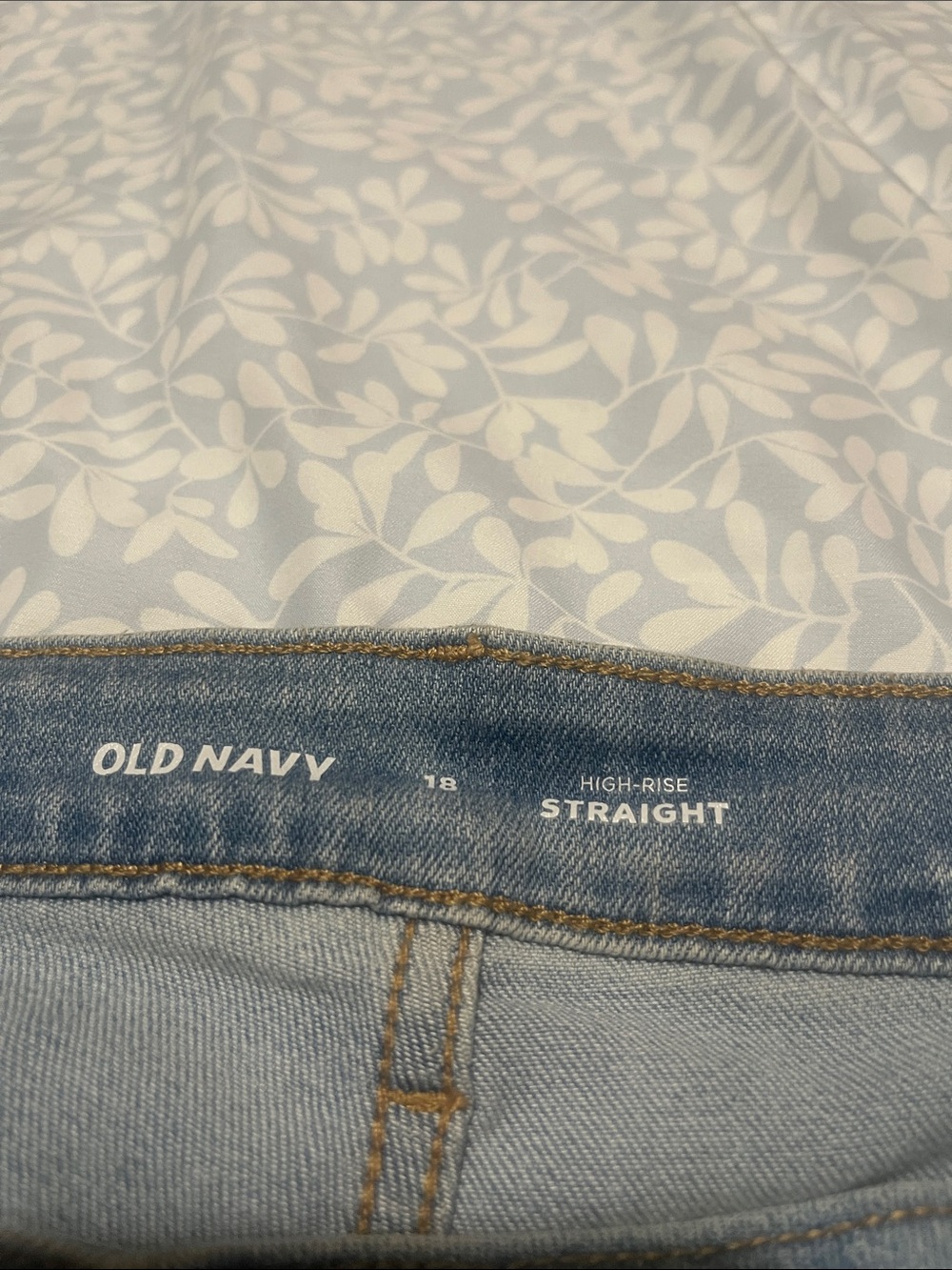 Old Navy Women’s Light Wash  High rise straight Jeans - Picture 3 of 7